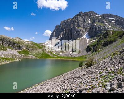 Die unzugängliche Nordwand des Mount Astraka und des Xerolimni Sees in den Pindus Bergen von Nordgriechenland Stockfoto