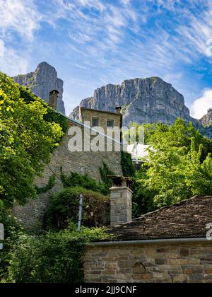 Die Türme von Astraka dominieren das kleine Dorf Mikro Papingo in der Zagori-Region im Norden Griechenlands Stockfoto