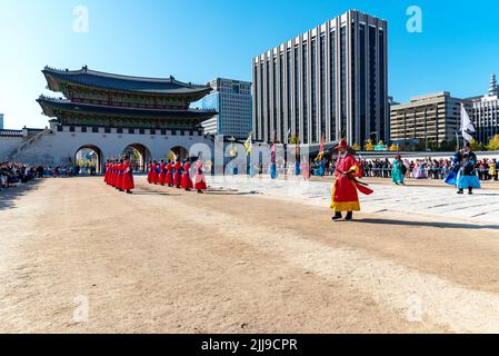 Seoul, Südkorea - November 04, 2019: Die Königliche Zeremonie Guard-Changing Gyeongbokgung Palast. Die königliche Guard-Changing Zeremonie ist eine große Chancen Stockfoto