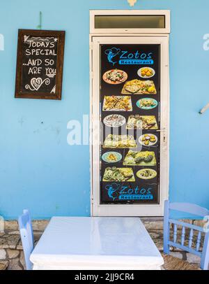 Amüsante Menütafel vor einer Taverne am Hafen in Lefkada Griechenland - Today's Special und Sie auch Stockfoto