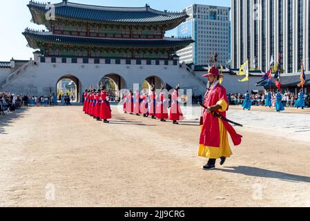 Seoul, Südkorea - November 04, 2019: Die Königliche Zeremonie Guard-Changing Gyeongbokgung Palast. Die königliche Guard-Changing Zeremonie ist eine große Chancen Stockfoto