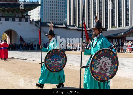 Seoul, Südkorea - November 04, 2019: Die Königliche Zeremonie Guard-Changing Gyeongbokgung Palast. Die königliche Guard-Changing Zeremonie ist eine große Chancen Stockfoto