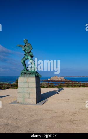 Monument XIX Jahrhundert an den berühmten französischen Korsaren Robert Surcouf in Saint-Malo, Bretagne Frankreich Stockfoto