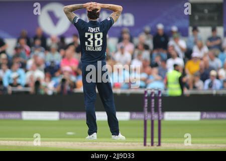 Leeds, Großbritannien. 24.. Juli 2022. Clean Slate Headingley Cricket Ground, Leeds, West Yorkshire, 24.. Juli 2022. 3. Royal London One Day International England vs. Südafrika. Reece Topley aus England sieht zu, als er für 4 von Quinton de Kock aus Südafrika auf die Spitze getroffen wird. Kredit: Touchlinepics/Alamy Live Nachrichten Stockfoto