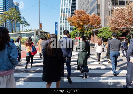 Seoul, Südkorea - 04. November 2019: Straßenszene im Stadtteil Yeouido. Es ist ein Hauptquartier der Finanz- und Investmentbanken in Seoul. Stockfoto