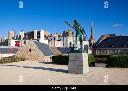 Monument XIX Jahrhundert an den berühmten französischen Korsaren Robert Surcouf in Saint-Malo, Bretagne Frankreich Stockfoto