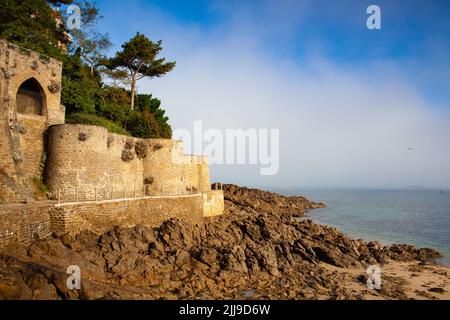 Erstaunliche Promenade du Clair de Lune, Dinard, Bretagne Frankreich.die ganze Promenade ist riesig, wahrscheinlich etwa 15-20 km. Stockfoto