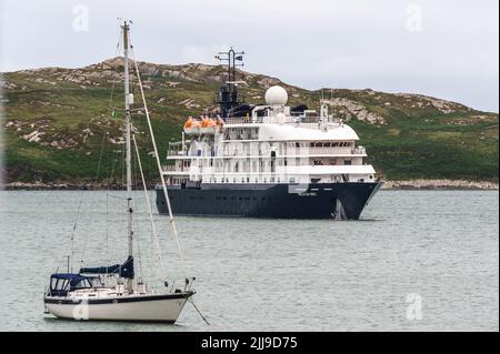 Schull, West Cork, Irland. 24.. Juli 2022. Das Expeditionsschiff „Island Sky“ rief gestern Abend in Schull in West Cork an. Sie segelte heute Abend um 5,30 Uhr in Richtung der Scilly-Inseln mit 112 Passagieren und 70 Besatzungen an Bord. Quelle: AG News/Alamy Live News Stockfoto