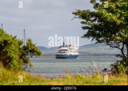 Schull, West Cork, Irland. 24.. Juli 2022. Das Expeditionsschiff „Island Sky“ rief gestern Abend in Schull in West Cork an. Sie segelte heute Abend um 5,30 Uhr in Richtung der Scilly-Inseln mit 112 Passagieren und 70 Besatzungen an Bord. Quelle: AG News/Alamy Live News Stockfoto