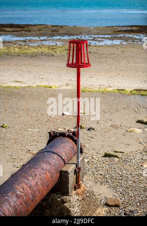 Abwasserkanalisation am Strand auf der Insel wight bei bembridge, Abflussrohr ins Meer am Strand, Leitung von Abwasserkanalisation ins Meer. Stockfoto