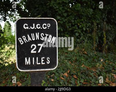 Schild: 'GJC Co Braunston 27 Meilen' mit Kopierplatz. Die Grand Junction war der ursprüngliche Name des Grand Union Canal von London nach Braunston. Stockfoto