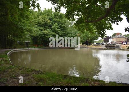 Verwinkelte Öffnung am Grand Union Canal bei Cosgrove. Stockfoto