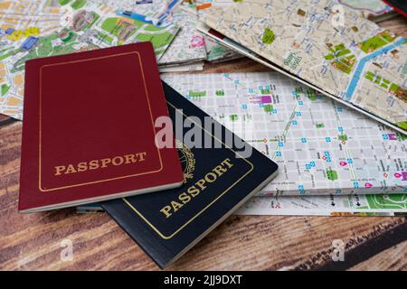 Reisepässe auf einigen Karten, die Urlaub planen. Urlaubskonzept, Urlaub, Reisen. Speicherplatz kopieren Stockfoto