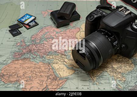 Begeben Sie sich auf ein Abenteuer. Die Karte und die Kamera auf einem Holztisch. Draufsicht. Stockfoto