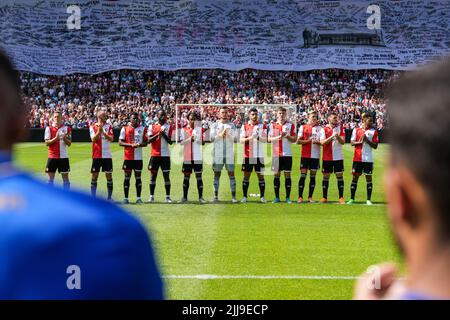 Rotterdam, Niederlande. 24. Juli 2022, Rotterdam - Ein Banner als Hommage an gefallene Feyenoord-Fans und Spieler während des Spiels zwischen Feyenoord und Olympique Lyon im Stadion Feijenoord De Kuip am 24. Juli 2022 in Rotterdam, Niederlande. (Box-to-Box-Bilder/Yannick Verhoeven) Stockfoto