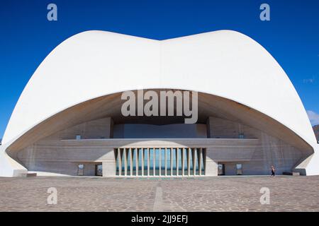 Santa Cruz de Teneriffa, Spanien - 22. Juni 2021: Detail des Auditoriums von Teneriffa. Ikonisches Gebäude, entworfen vom berühmten spanischen Architekten Sa Stockfoto