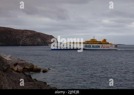 Los Cristianos-Teneriffa: Juni 21,2021: Fähre vor dem Hafen von Los Cristianos.der Hafen von Los Cristianos ist ein Hafen des Atlantischen Ozeans in der Stockfoto