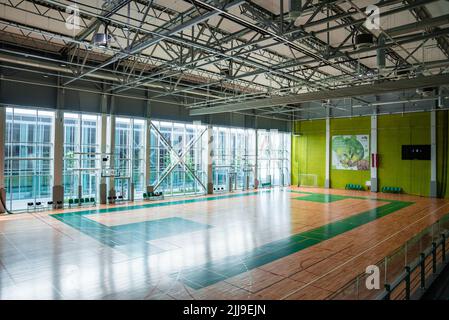 Innenraum einer leeren Sporthalle ohne jemanden vor dem Spielen. Stockfoto