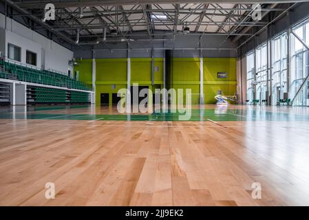 Innenraum einer leeren Sporthalle ohne jemanden vor dem Spielen. Stockfoto