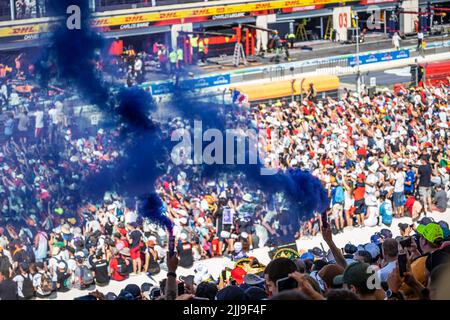 Le Castellet, Frankreich - 24/07/2022, Fans Podium während der Formel 1 Lenovo Grand Prix de France, Französisch Grand Prix 2022, 12. Lauf der FIA Formel 1 Weltmeisterschaft 2022 vom 22. Bis 24. Juli 2022 auf dem Circuit Paul Ricard, in Le Castellet, Frankreich - Photo Germain Hazard / DPPI Stockfoto