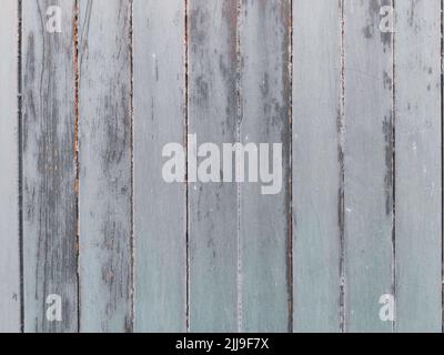 Perfekte Hintergrundaufnahme für Designer einer wunderschönen, einzigartigen grau-weißen Holzbohlenwand Stockfoto