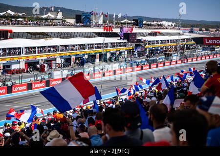 Le Castellet, Frankreich - 24/07/2022, Fans, Tribünen, Gradins, Flagge, Drapeau während der Formel 1 Lenovo Grand Prix de France, großer Preis von Frankreich 2022, 12. Runde der FIA Formel 1 Weltmeisterschaft 2022 vom 22. Bis 24. Juli 2022 auf dem Circuit Paul Ricard, in Le Castellet, Frankreich - Photo Germain Hazard / DPPI Stockfoto