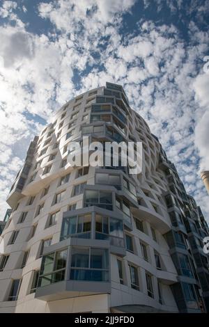 Prospect Place luxuriöse Wohnapartments, entworfen von den renommierten Architekten Gehry Partners, Battersea Power Station Development, London, England, Großbritannien Stockfoto