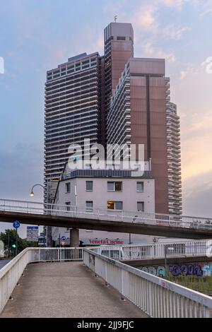 Ein Wolkenkratzer aus Wohnhäusern, der sich über der Kölner Skyline erhebt Stockfoto