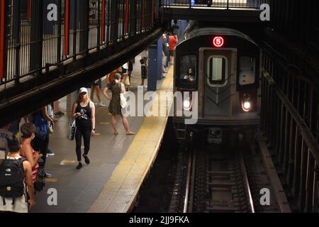 Die überfüllte U-Bahnstation Union Square wird am 24. Juli 2022 in New York City gesehen. Stockfoto