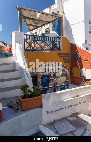 Landmark Atlantis Books ein farbenfroher, berühmter Buchladen in Oia, Santorini, den Kykladen, Griechenland, Europa Stockfoto
