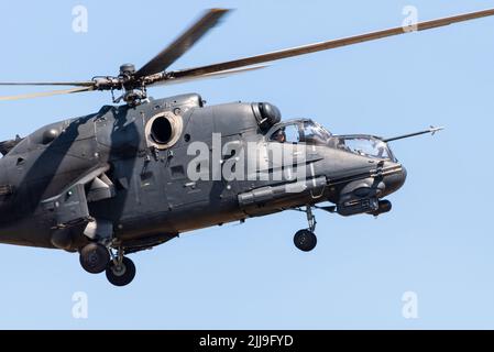 Ungarische Luftwaffe Mil Mi-24P Hind Hubschrauber Kanonenschiff auf der Royal International Air Tattoo, RIAT Airshow, RAF Fairford, Gloucestershire, Großbritannien Stockfoto