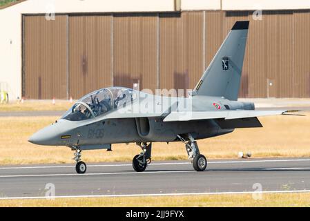 Italienische Luftwaffe Leonardo T-346A Master bei der Royal International Air Tattoo, RIAT Airshow, RAF Fairford, Gloucestershire, Großbritannien, Nach der Landung Stockfoto