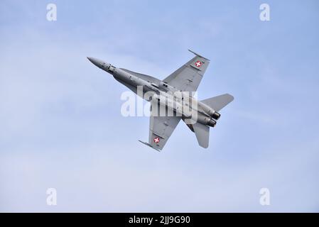 Die Swiss Air Force F/A-18 Hornet zeigt sich auf der Royal International Air Tattoo RAF Fairford 2022 Stockfoto