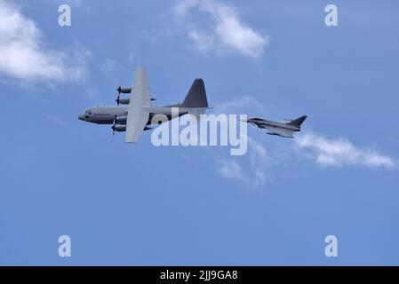 Austrian Air Force Eurofighter Typhoon und Lockheed Martin C130 werden beim Royal International Air Tattoo RAF Fairford 2022 ausgestellt Stockfoto