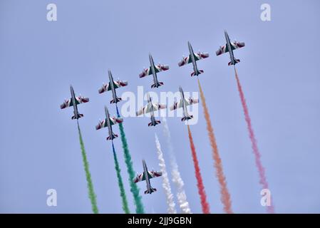Das Kunstflug-Demonstrationsteam der italienischen Luftwaffe Frecce Tricolori tritt beim Royal International Air Tattoo Fairford 2022 auf Stockfoto