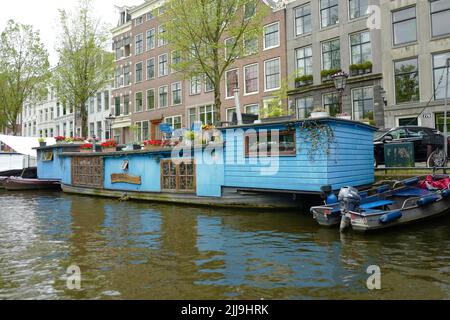 Farbenfrohe Barge auf der Prinsengracht in Amsterdam Stockfoto