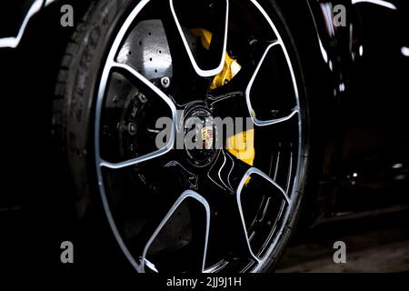 Das Front Diamond Cut Alloy Wheel eines Black 2022 Porsche 911 Turbo S 992 mit gelben Bremssätteln und Carbon-Keramik-Bremsscheiben Stockfoto