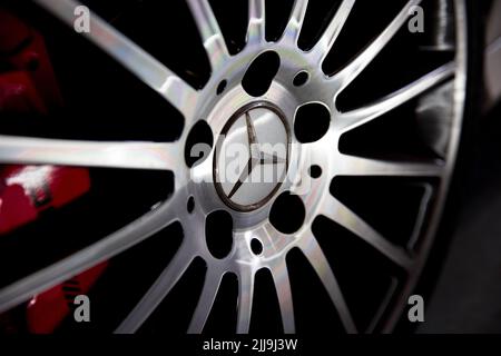 Das Front Diamond Cut Alloy Wheel auf Einem roten Bremssättel von Mercedes Benz CLA45 AMG aus dem Jahr 2015 und Keramikscheiben Stockfoto