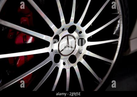 Das Front Diamond Cut Alloy Wheel auf Einem roten Bremssättel von Mercedes Benz CLA45 AMG aus dem Jahr 2015 und Keramikscheiben Stockfoto