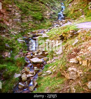 Ein Wasserfall, der sich an den Fluss Asop im Derbyshire Peak District, England, anschließt. Seine Quelle liegt an den östlichen Hängen des Mill Hill, Stockfoto