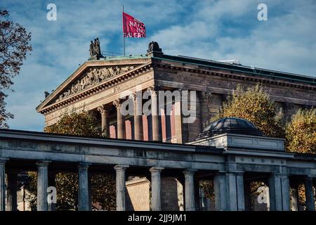 Eine Aufnahme der Nationalgalerie in Berlin mit Säulen und einer Flagge auf dem Dach Stockfoto