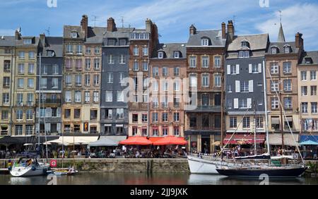 Honfleur, Frankreich. 14.. Juni 2022. Blick über Port Honfleur auf die Häuser am Quai Sainte-Catherine. Quelle: Hauke Schröder/dpa-Zentralbild/dpa/Alamy Live News Stockfoto