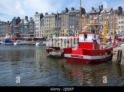 Honfleur, Frankreich. 14.. Juni 2022. Blick über Port Honfleur auf die Häuser am Quai Sainte-Catherine. Quelle: Hauke Schröder/dpa-Zentralbild/dpa/Alamy Live News Stockfoto