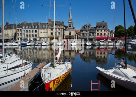 Honfleur, Frankreich. 14.. Juni 2022. Blick über Port Honfleur auf die Häuser am Quai Sainte-Etienne. Quelle: Hauke Schröder/dpa-Zentralbild/dpa/Alamy Live News Stockfoto