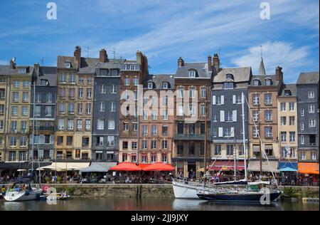 Honfleur, Frankreich. 14.. Juni 2022. Blick über Port Honfleur auf die Häuser am Quai Sainte-Catherine. Quelle: Hauke Schröder/dpa-Zentralbild/dpa/Alamy Live News Stockfoto