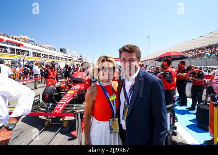 Le Castellet, Frankreich - 24/07/2022, Estrosi Christian, Bürgermeister von Nizza mit seiner Frau Tenoudji Laura während des Formel 1 Lenovo Grand Prix de France, Grand Prix von Frankreich 2022, 12. Runde der FIA Formel 1 Weltmeisterschaft 2022 vom 22. Bis 24. Juli 2022 auf dem Circuit Paul Ricard, In Le Castellet, Frankreich - Foto Marc de Mattia / DPPI Stockfoto