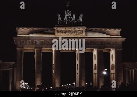 Ein schöner Blick auf das Brandenburger Tor in Berlin in der späten Nacht Stockfoto