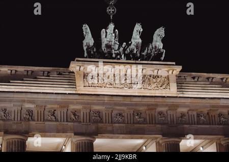 Ein schöner Blick auf das Brandenburger Tor in Berlin in der späten Nacht Stockfoto