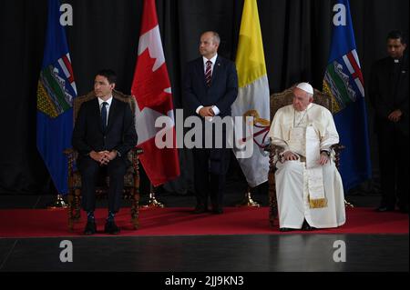 Edmonton, Kanada. 24.. Juli 2022. Neben Papst Franziskus sitzt Kanadas Premierminister Justin Trudeau (l.). Der Leiter der katholischen Kirche ging am Sonntag zu einer sechstägigen Reise nach Kanada. Quelle: Johannes Neudecker/dpa/Alamy Live News Stockfoto