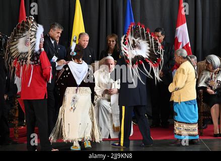 Edmonton, Kanada. 24.. Juli 2022. Papst Franziskus wird von Vertretern der indigenen Völker Kanadas begrüßt. Der Leiter der katholischen Kirche ging am Sonntag zu einer sechstägigen Reise nach Kanada. Quelle: Johannes Neudecker/dpa/Alamy Live News Stockfoto